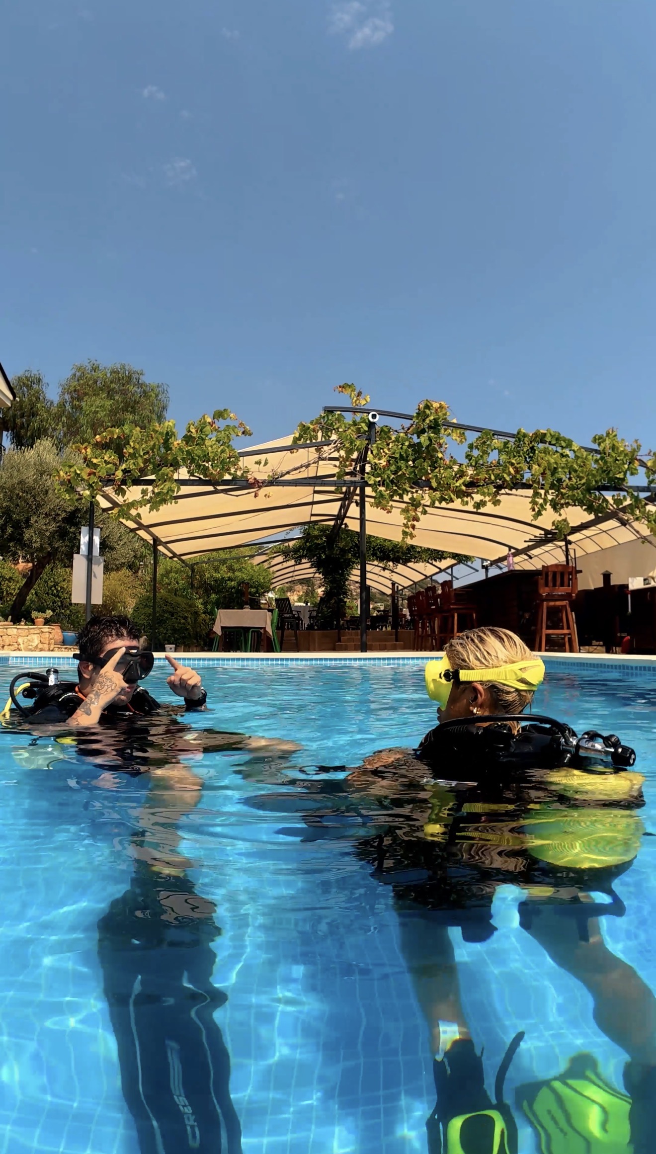Deepist pool training session with scuba students